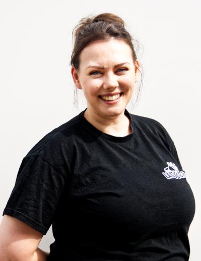 Marta posiert vor weißem Hintergrund