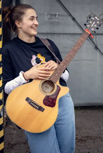 Judith steht an Säule und sieht mega cool aus.